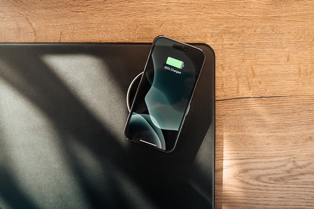 Wireless Charging Desk Mat 2.jpg