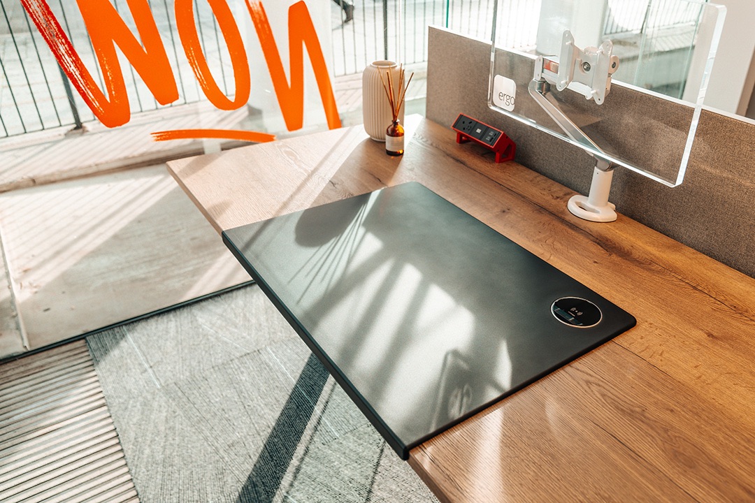 Wireless Charging Desk Mat 3.jpg