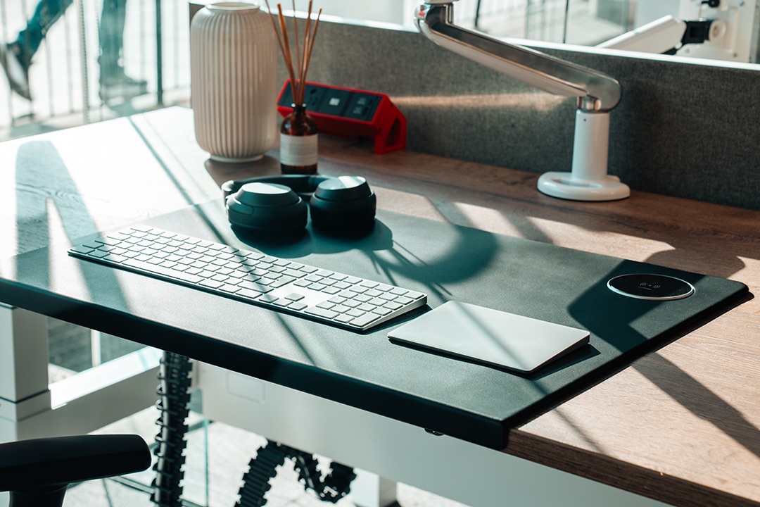 Wireless Charging Desk Mat 4.jpg