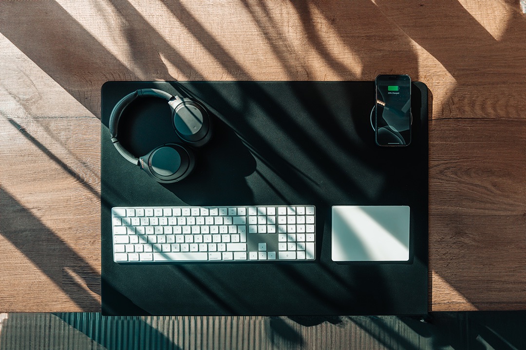 Wireless Charging Desk Mat 5.jpg