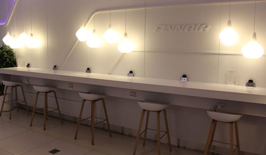 wireless charging at finnair business lounge